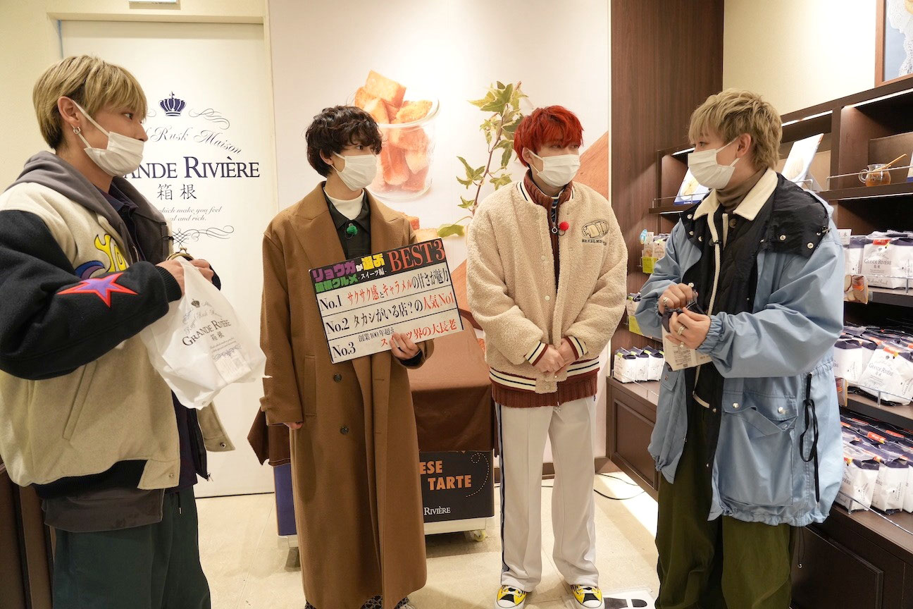箱根湯本駅前商店街を巡るアロハチーム。