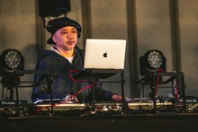 DJ OASIS（撮影：ハタサトシ）