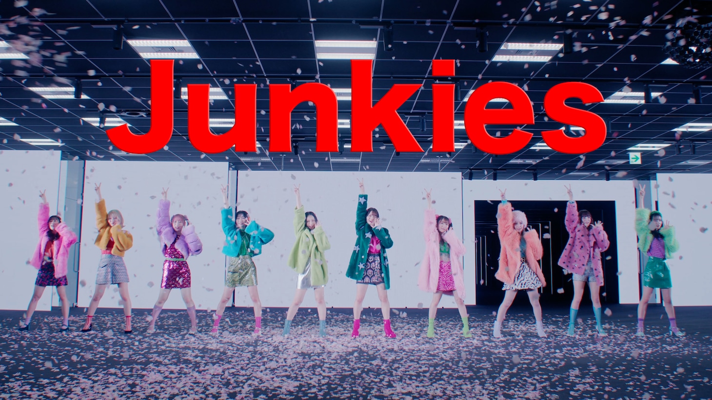 ＝LOVE「Junkies」ミュージックビデオより。