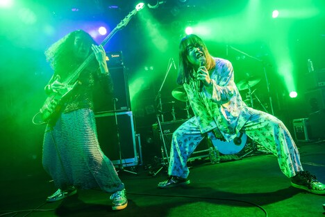 左からマジル声児(B, Cho)、下川リヲ(Vo, G)。(撮影:森好弘)