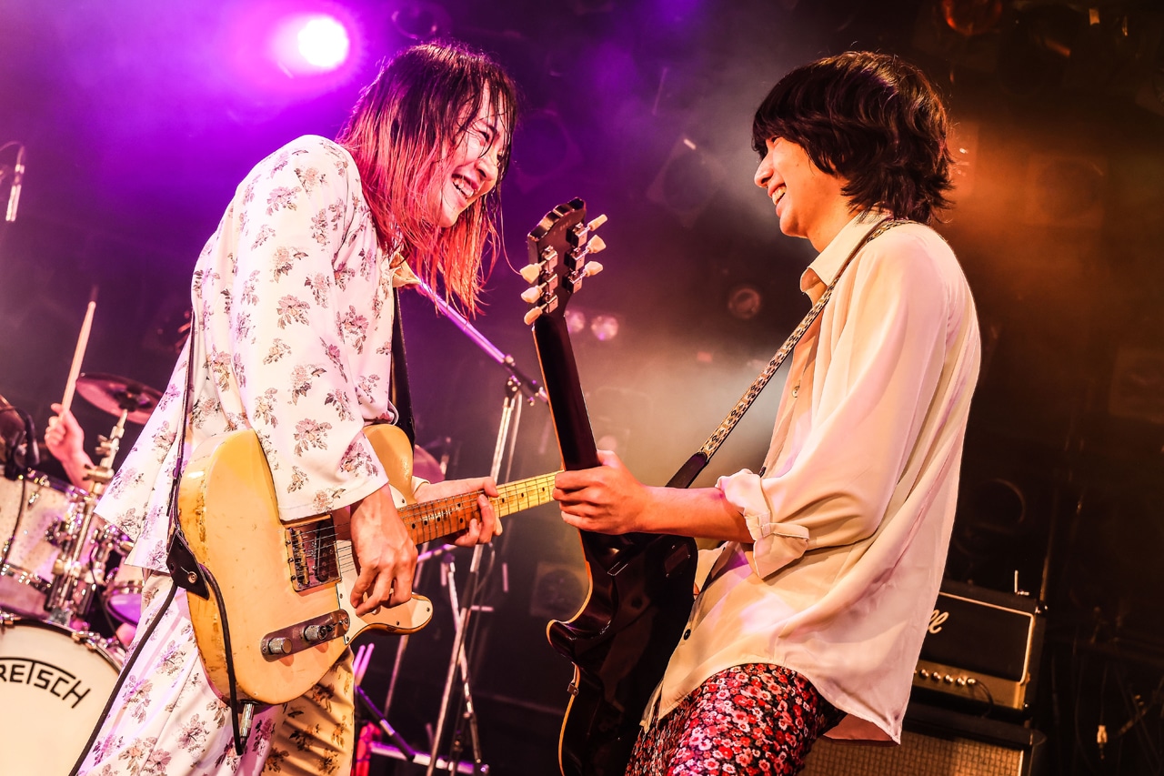左から下川リヲ（Vo, G）、キョウスケ（サポートギター / ex. 爆弾ジョニー）。（撮影：森好弘）