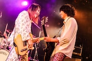 左から下川リヲ(Vo, G)、キョウスケ(サポートギター / ex. 爆弾ジョニー)。(撮影:森好弘)