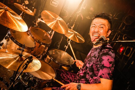 キモツ(サポートドラマー / THE 抱きしめるズ)(撮影:森好弘)