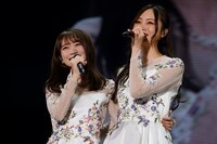 左から秋元真夏、梅澤美波。 (c)乃木坂46LLC