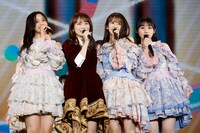 左から井上和、秋元真夏、菅原咲月、川崎桜。 (c)乃木坂46LLC