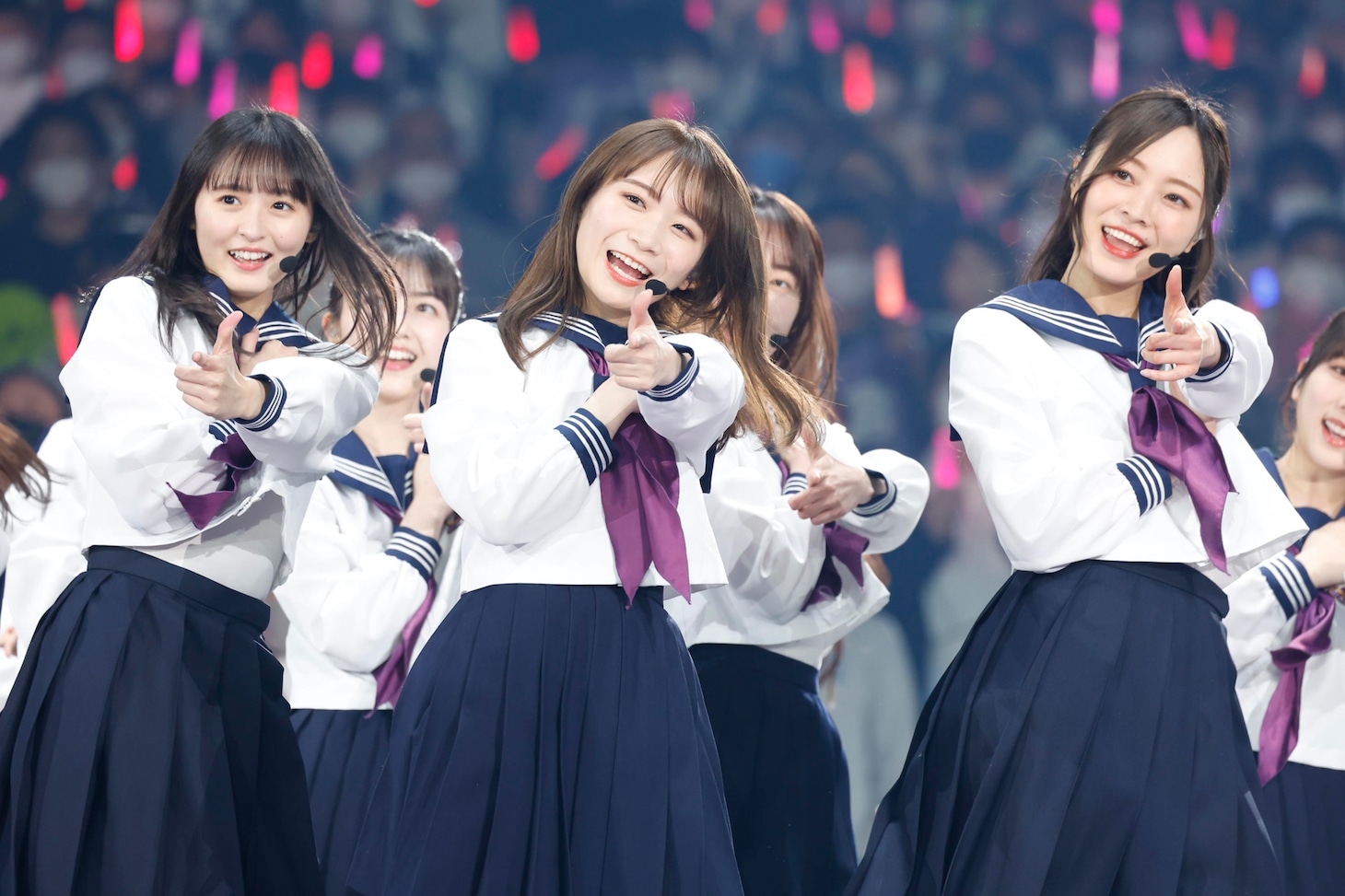 秋元真夏（中央） (c)乃木坂46LLC
