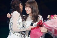 鈴木絢音（左）から花束を受け取る秋元真夏（右）。 (c)乃木坂46LLC