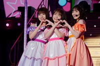 左から阪口珠美、秋元真夏、田村真佑。 (c)乃木坂46LLC