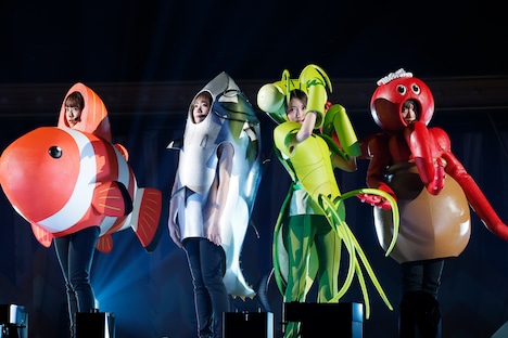 「魚たちのLOVE SONG」パフォーマンスの様子。 (c)乃木坂46LLC