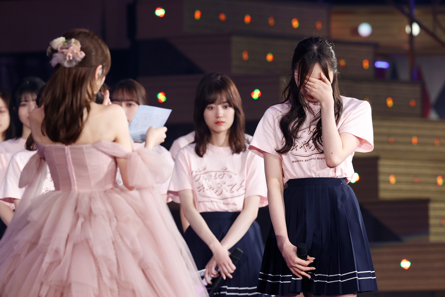 手紙を読み上げる秋元真夏と、それを聞き涙する梅澤美波。 (c)乃木坂46LLC