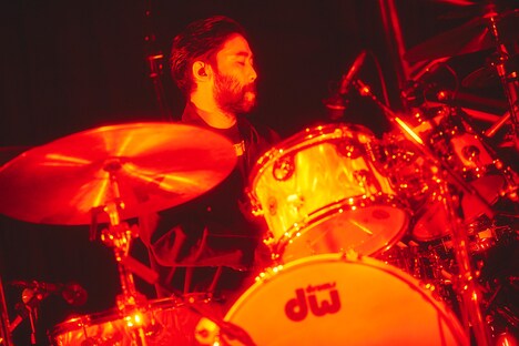 佐藤栄太郎（Dr）（撮影：鳥居洋介）