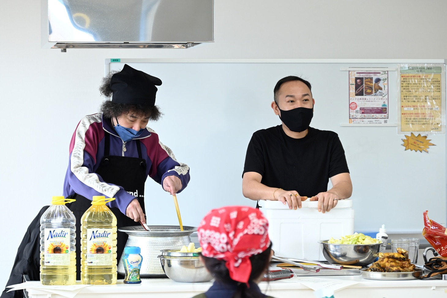 「石濱匡雄×ユザーン 極上のベンガル鯉カレー料理教室」の様子。