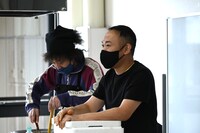 「石濱匡雄×ユザーン 極上のベンガル鯉カレー料理教室」の様子。