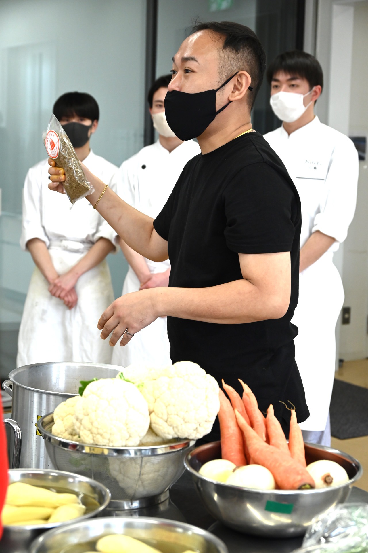 食材の説明をする石濱匡雄。