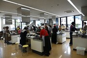「石濱匡雄×ユザーン 極上のベンガル鯉カレー料理教室」の様子。