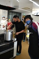 昨年の「ベンガル鯉カレー料理教室」の様子。