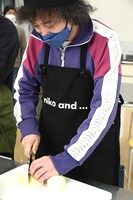 タマネギを切るU-zhaan。