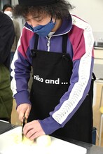 タマネギを切るU-zhaan。