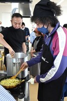 「石濱匡雄×ユザーン 極上のベンガル鯉カレー料理教室」の様子。