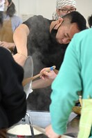 バスマティライスを茹で上げる石濱匡雄。