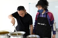 昨年の「ベンガル鯉カレー料理教室」の様子。