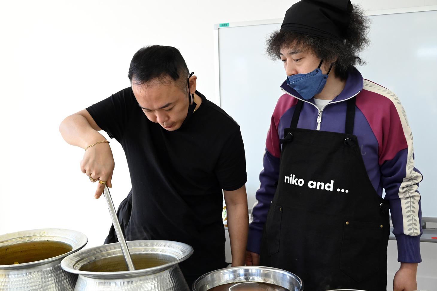 「石濱匡雄×ユザーン 極上のベンガル鯉カレー料理教室」の様子。