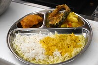 昨年の「ベンガル鯉カレー料理教室」で作られたカレープレート。