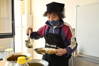 昨年の「ベンガル鯉カレー料理教室」の様子。