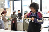 昨年の「ベンガル鯉カレー料理教室」の様子。