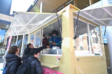 石濱匡雄特製のベンガル鯉カレーをテイクアウト販売するキッチンカー。