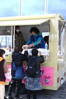 カレーを販売するU-zhaan。