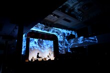 石濱匡雄とU-zhaanによるインド古典音楽ライブの様子。