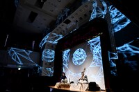 石濱匡雄とU-zhaanによるインド古典音楽ライブの様子。