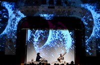 石濱匡雄とU-zhaanによるインド古典音楽ライブの様子。