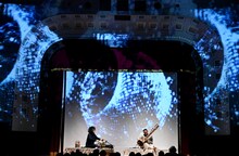 石濱匡雄とU-zhaanによるインド古典音楽ライブの様子。