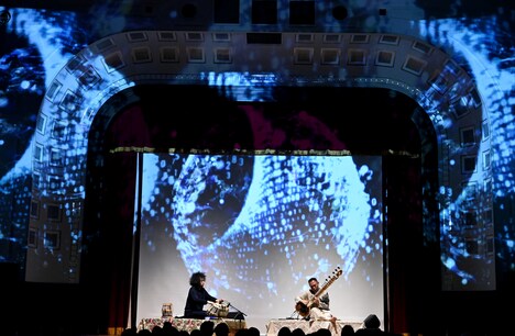 石濱匡雄とU-zhaanによるインド古典音楽ライブの様子。