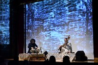 石濱匡雄とU-zhaanによるインド古典音楽ライブの様子。