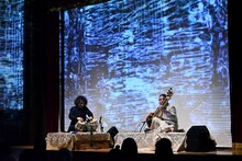 石濱匡雄とU-zhaanによるインド古典音楽ライブの様子。