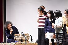 郡山市立芳山小学校の6年生とトークするU-zhaan（左）。