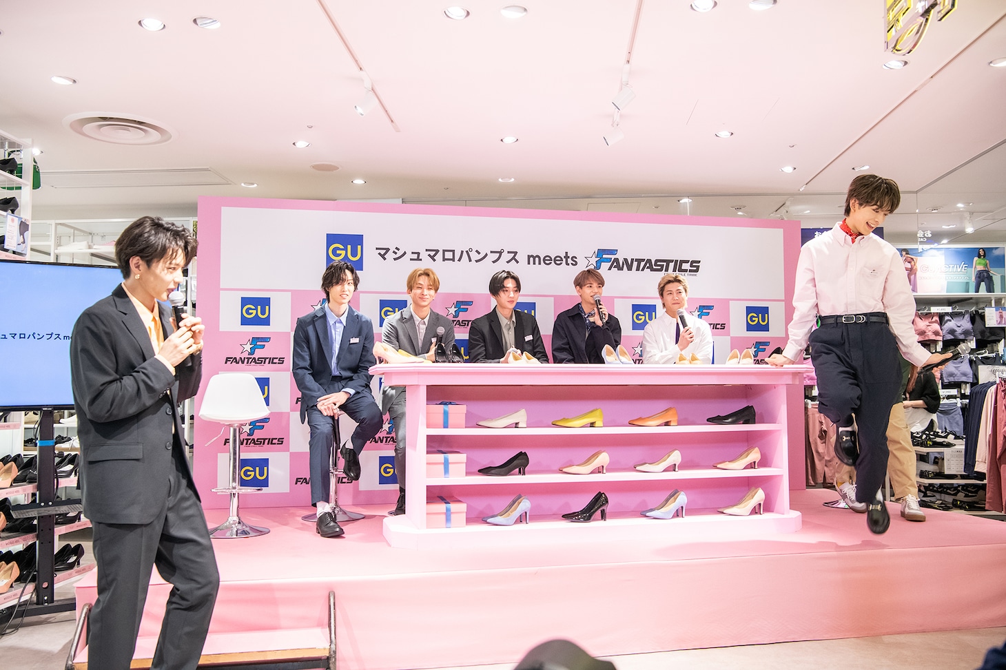 デートで待ち合わせる男女を実演する佐藤大樹（左）と木村慧人（右）。