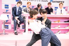 見つめ合う佐藤大樹と木村慧人。