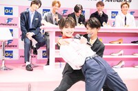 「ヒールが道路の溝にはまってしまったときの対処法」を実演する佐藤大樹＆木村慧人ペア。