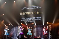 撮影可能タイムをアナウンスするTEAM SHACHI。