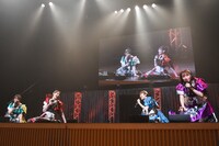 ステージに座り込むTEAM SHACHI。