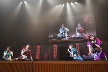 ステージに座り込むTEAM SHACHI。