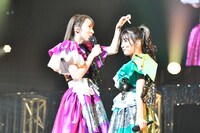 坂本遥奈に“魔法”をかける大黒柚姫（左）。