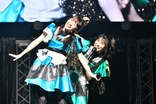 咲良菜緒に“魔法”をかける坂本遥奈（左）。