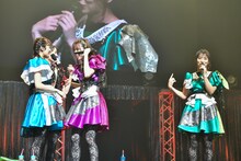 坂本遥奈（右）に“魔法”をかけようとするメンバー。