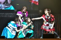 “魔法”をかけられている坂本遥奈（中央）。