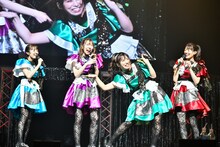 “魔法”にかかった坂本遥奈（中央）。